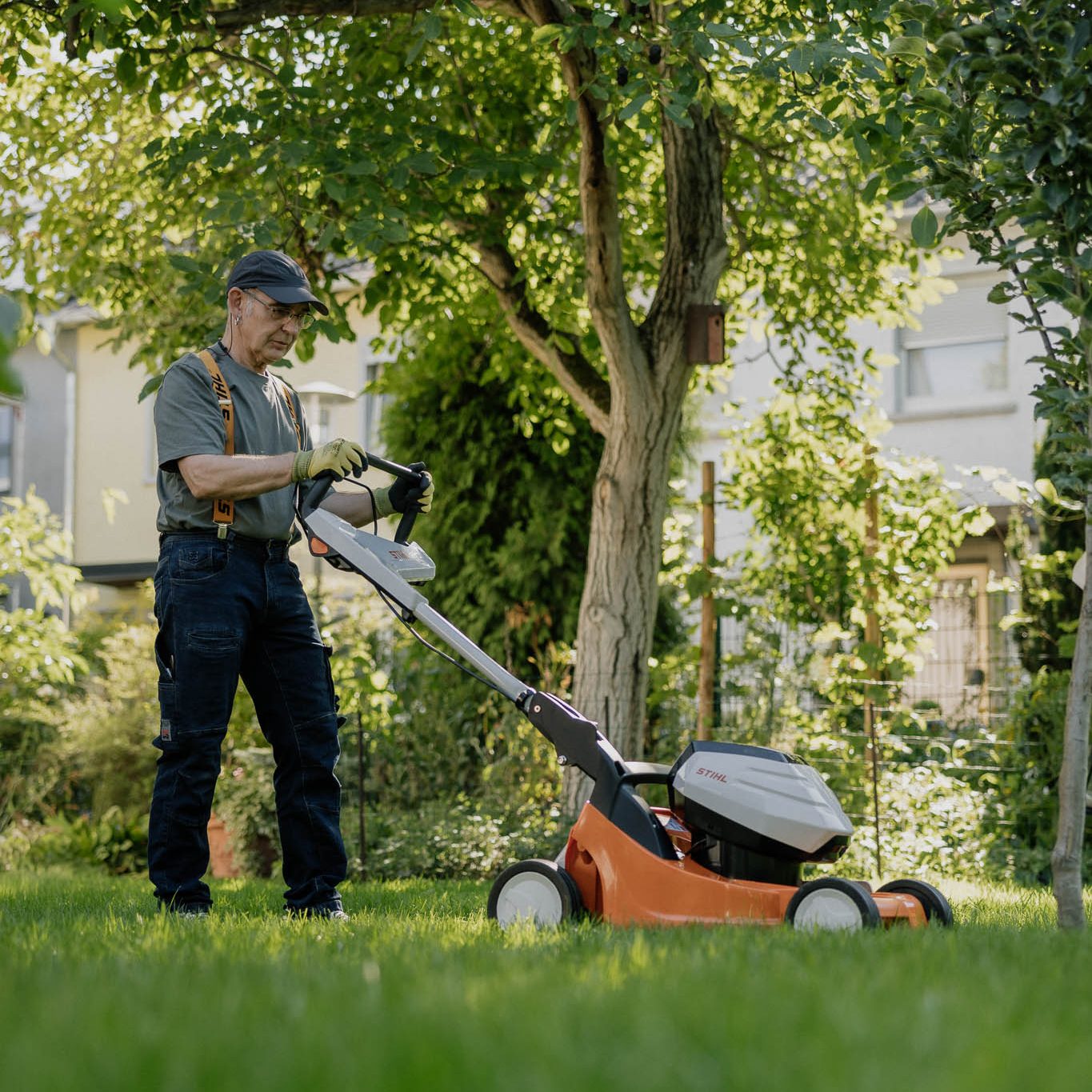 Klaus Steiger aus Ludwigshafen mäht den Garten mit einem Rasenmäher